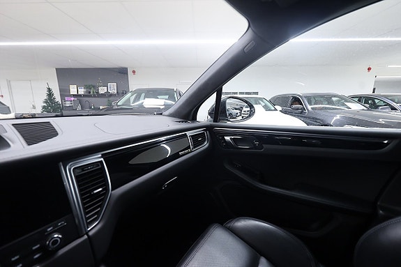 Porsche Macan Turbo 20 of 28