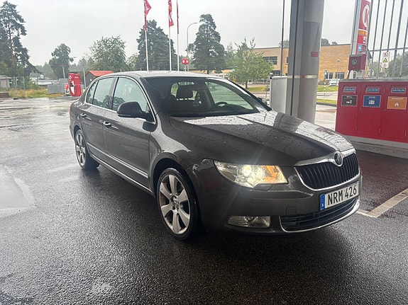 Skoda Superb 2 of 7