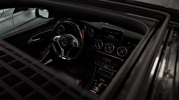 Mercedes-Benz GLA45 11 of 30