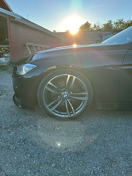 BMW 330d 2 of 5
