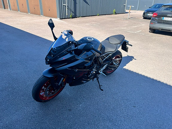 Suzuki GSX-8R 2 of 3