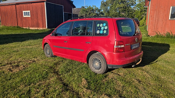 Volkswagen Touran 2 of 9