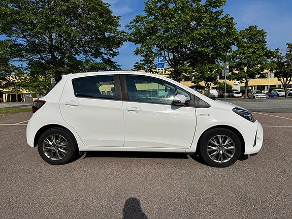 Toyota Yaris 2 of 5