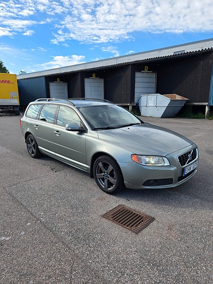 Volvo V70 3 of 5