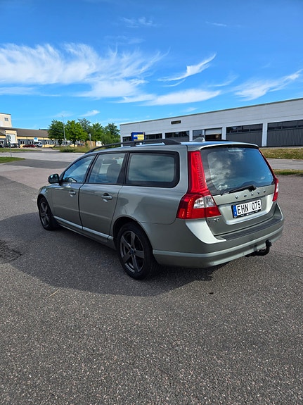 Volvo V70 2 of 5