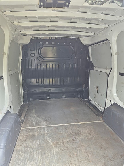 Nissan NV200 5 of 5