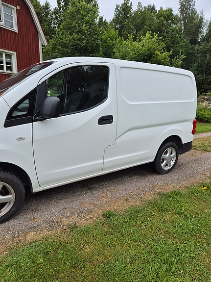 Nissan NV200 3 of 5