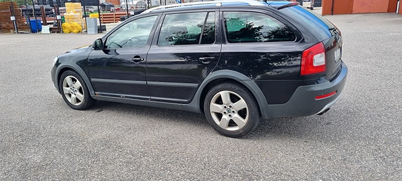 Skoda Octavia Scout 2 of 5
