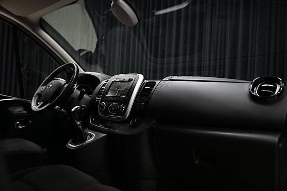 Nissan NV300 26 of 28