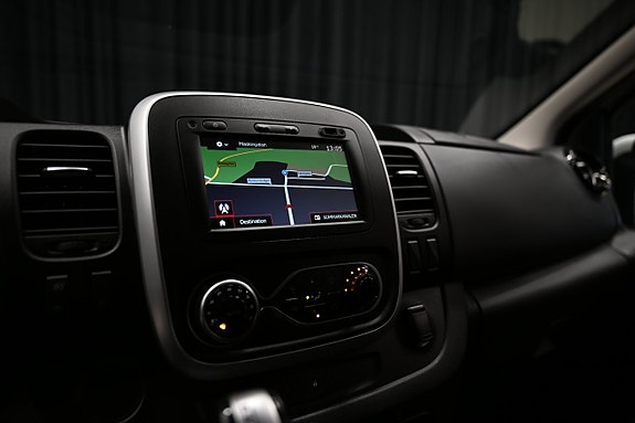 Nissan NV300 25 of 28