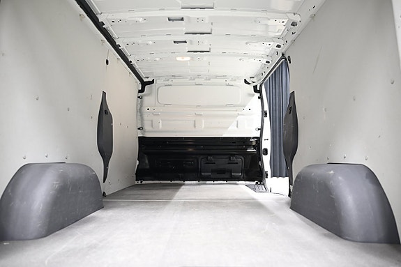 Nissan NV300 8 of 28