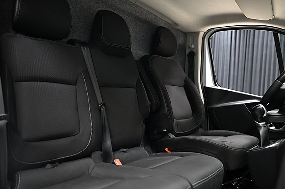 Nissan NV300 24 of 28