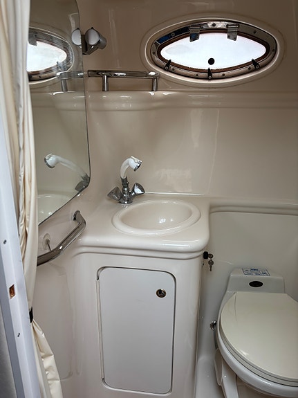 Sea Ray 260 Sundancer 2002 – Bytt motor, Mercruiser 2018, 120h 7 of 9