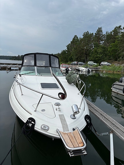 Sea Ray 260 Sundancer 2002 – Bytt motor, Mercruiser 2018, 120h 2 of 9