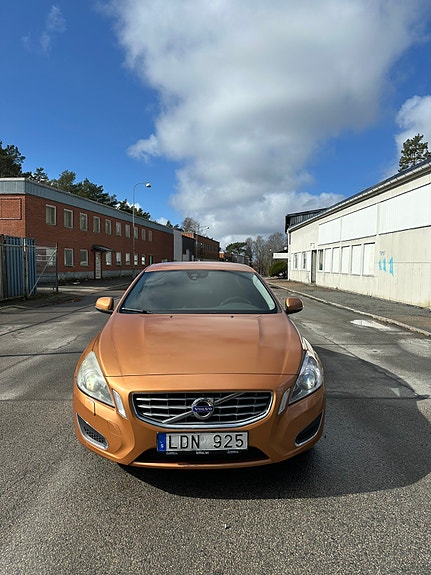 Volvo S60 2 of 5