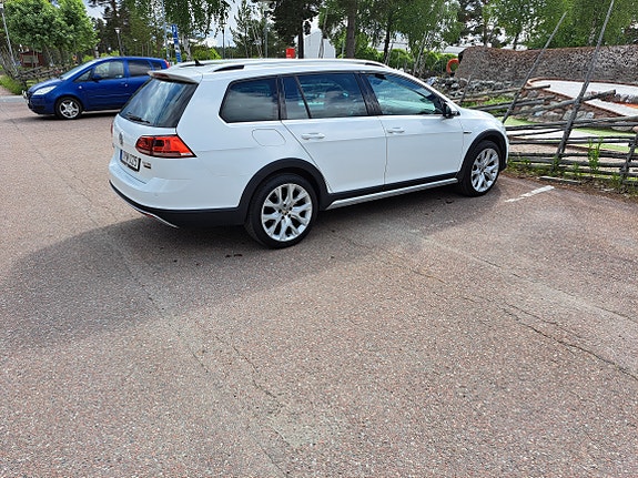 Volkswagen Golf Alltrack 2 of 4