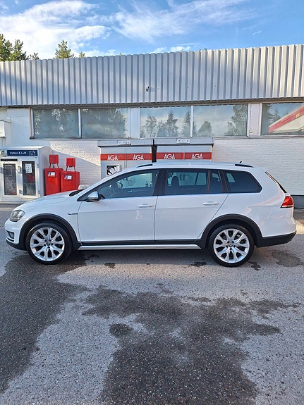 Volkswagen Golf Alltrack 3 of 4