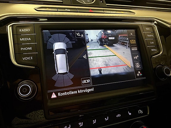 Volkswagen Passat Alltrack 19 of 30