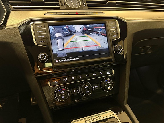 Volkswagen Passat Alltrack 18 of 30