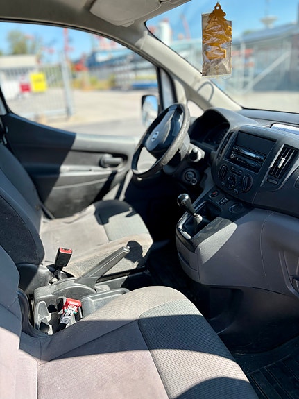 Nissan NV200 3 of 5