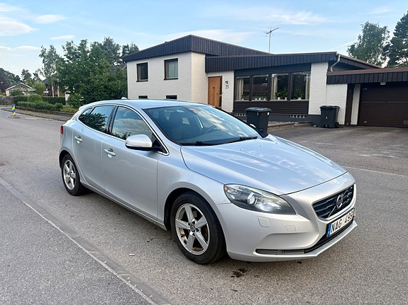 Volvo V40 2 of 5