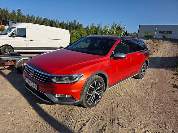 Volkswagen Passat Alltrack 2 of 4