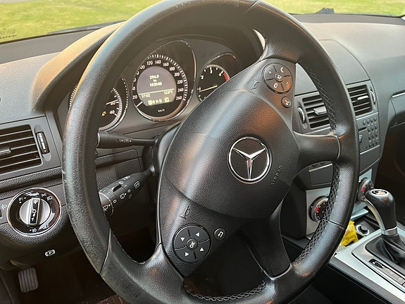 Mercedes-Benz C220 4 of 4