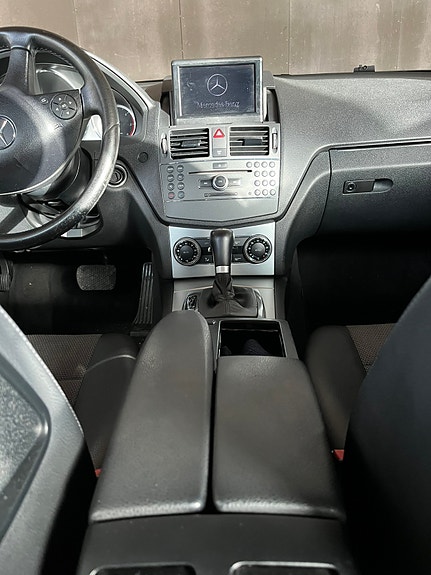 Mercedes-Benz C220 2 of 4