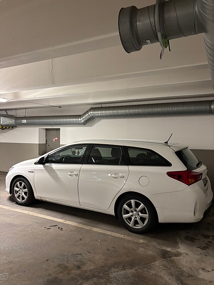 Toyota Auris 2 of 5