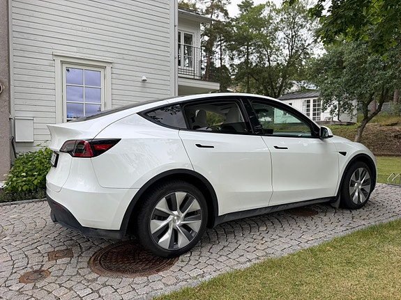 Tesla Model Y 3 of 5