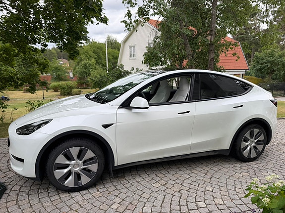 Tesla Model Y 4 of 5
