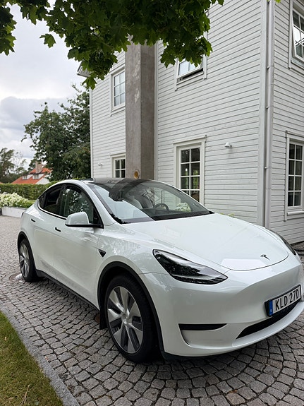 Tesla Model Y 2 of 5