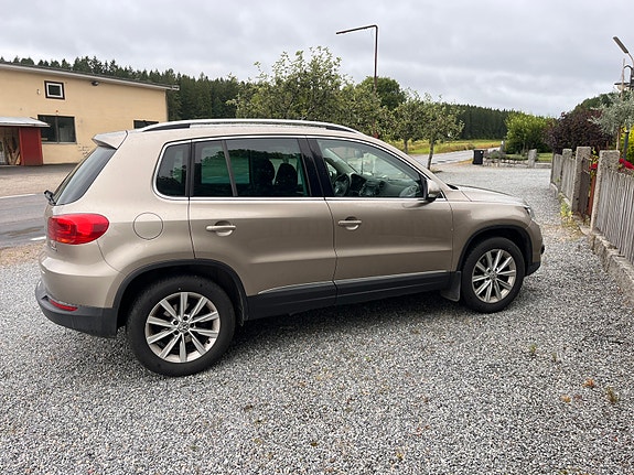 Volkswagen Tiguan 2 of 5