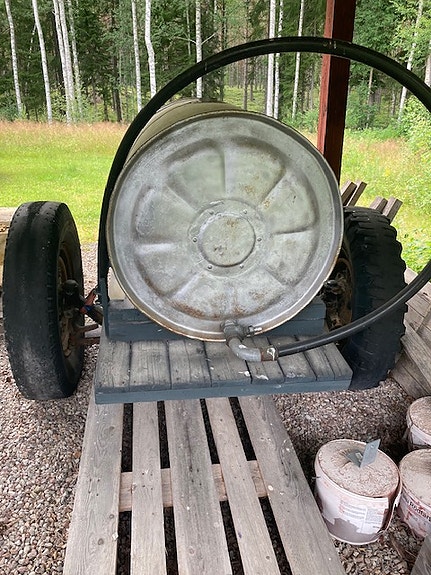 Vatten tank på en axel kärra med drag 2 of 2