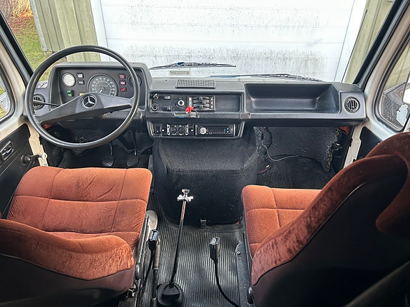 Mercedes-Benz 307d 4 of 5