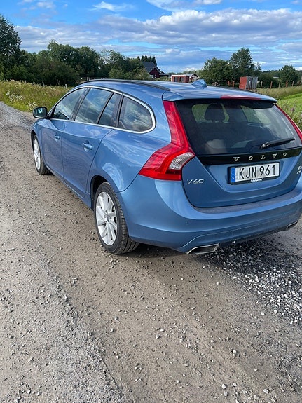 Volvo V60 4 of 16