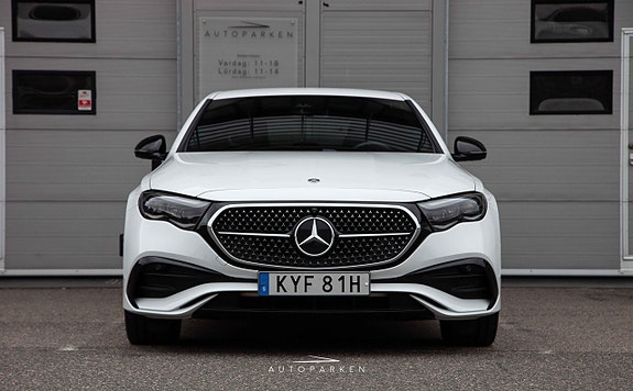 Mercedes-Benz E300 de 3 of 5