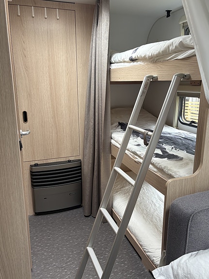 Adria Aviva 563 PT Barnkammarvagn Pluspaket Golvvärme 7 bäddar 10 of 12