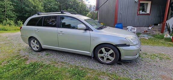Toyota Avensis 4 of 5