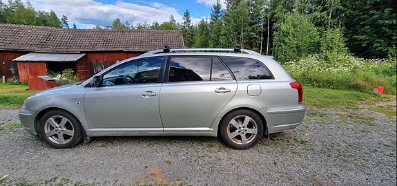 Toyota Avensis 2 of 5