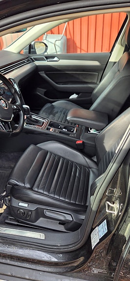 Volkswagen Passat Alltrack 2 of 2