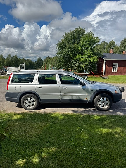 Volvo XC70 2 of 5
