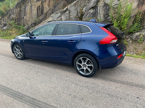 Volvo V40 2 of 5