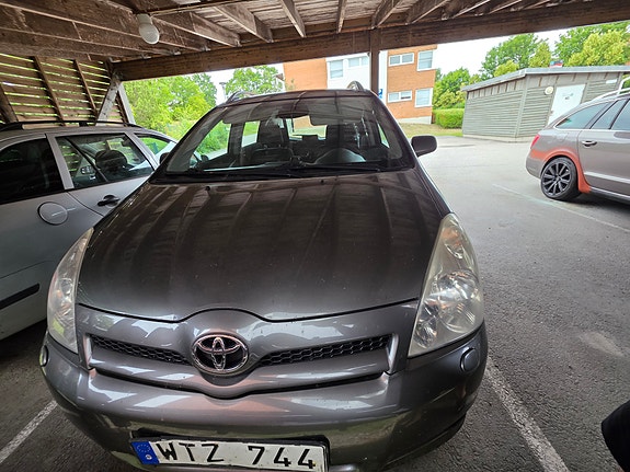 Toyota Corolla Verso 6 of 12