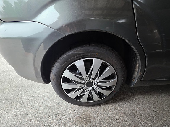 Toyota Corolla Verso 3 of 12