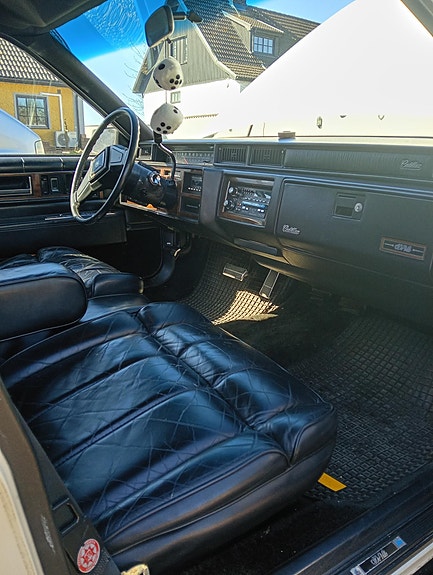 Cadillac Deville 4 of 6