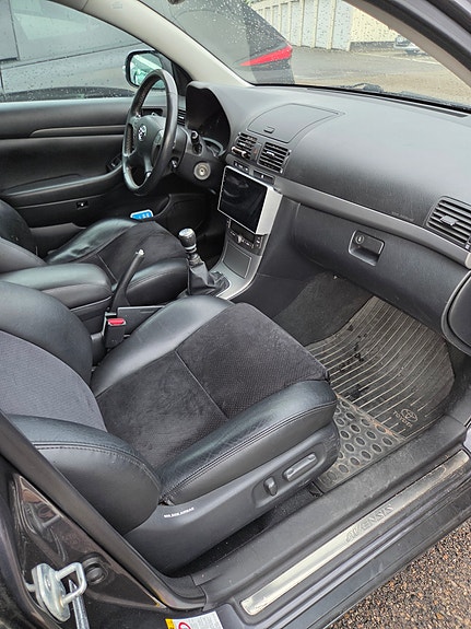 Toyota Avensis 2 of 5