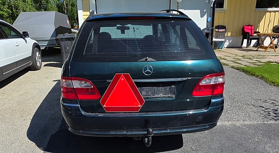 Mercedes-Benz E220 3 of 5