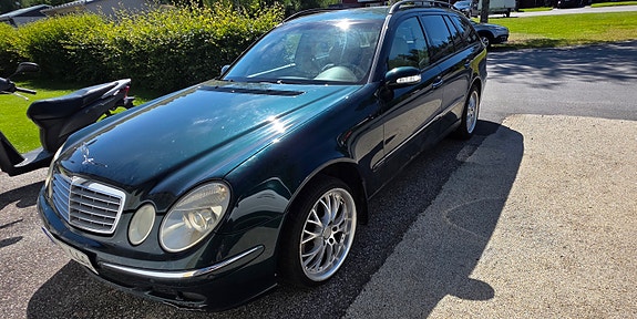 Mercedes-Benz E220 2 of 5