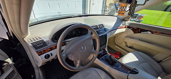 Mercedes-Benz E220 4 of 5